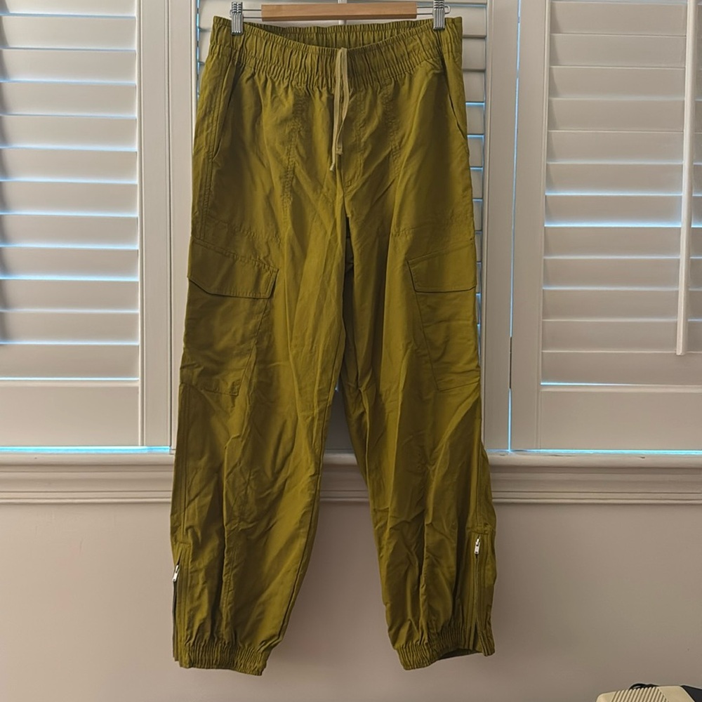 Old Navy NWOT cargo pants size M